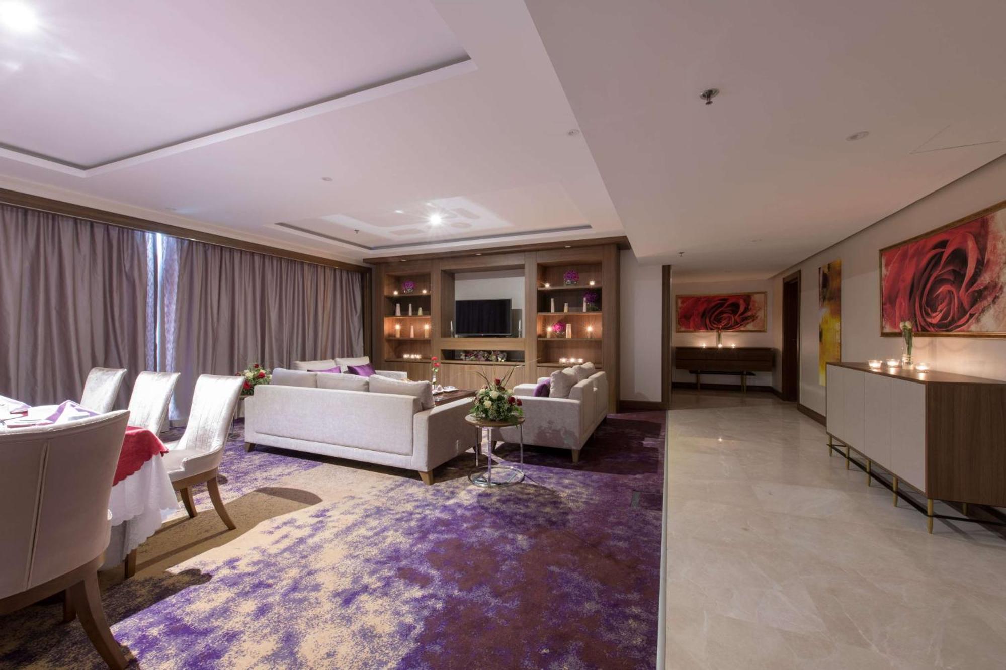 Ramada By Wyndham Continental Hotel